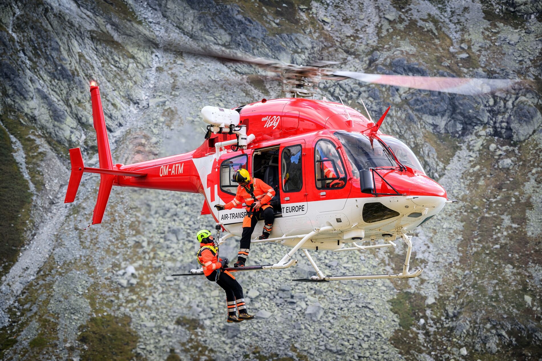 bell-429-performing-rescue-operation-2
