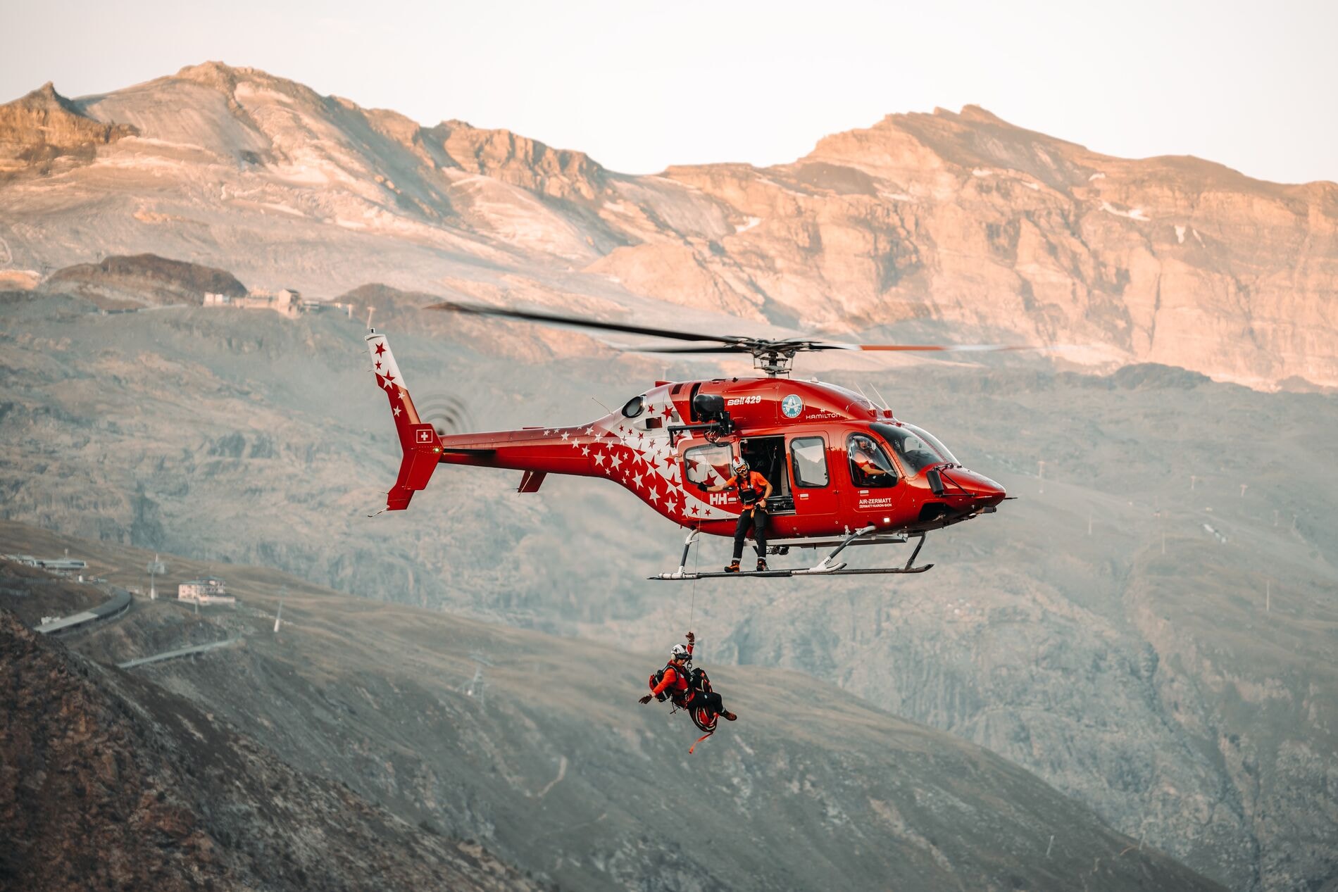 bell-429-performing-rescue-operation