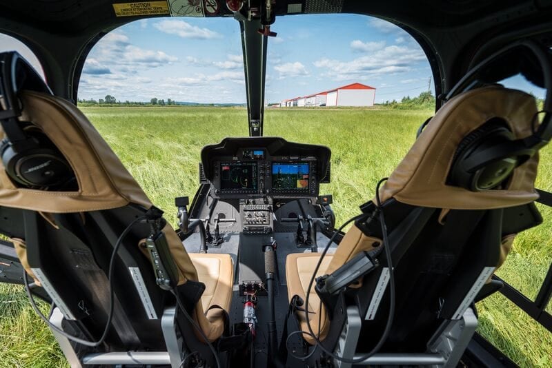 bell-505-cockpit-in-grass-field